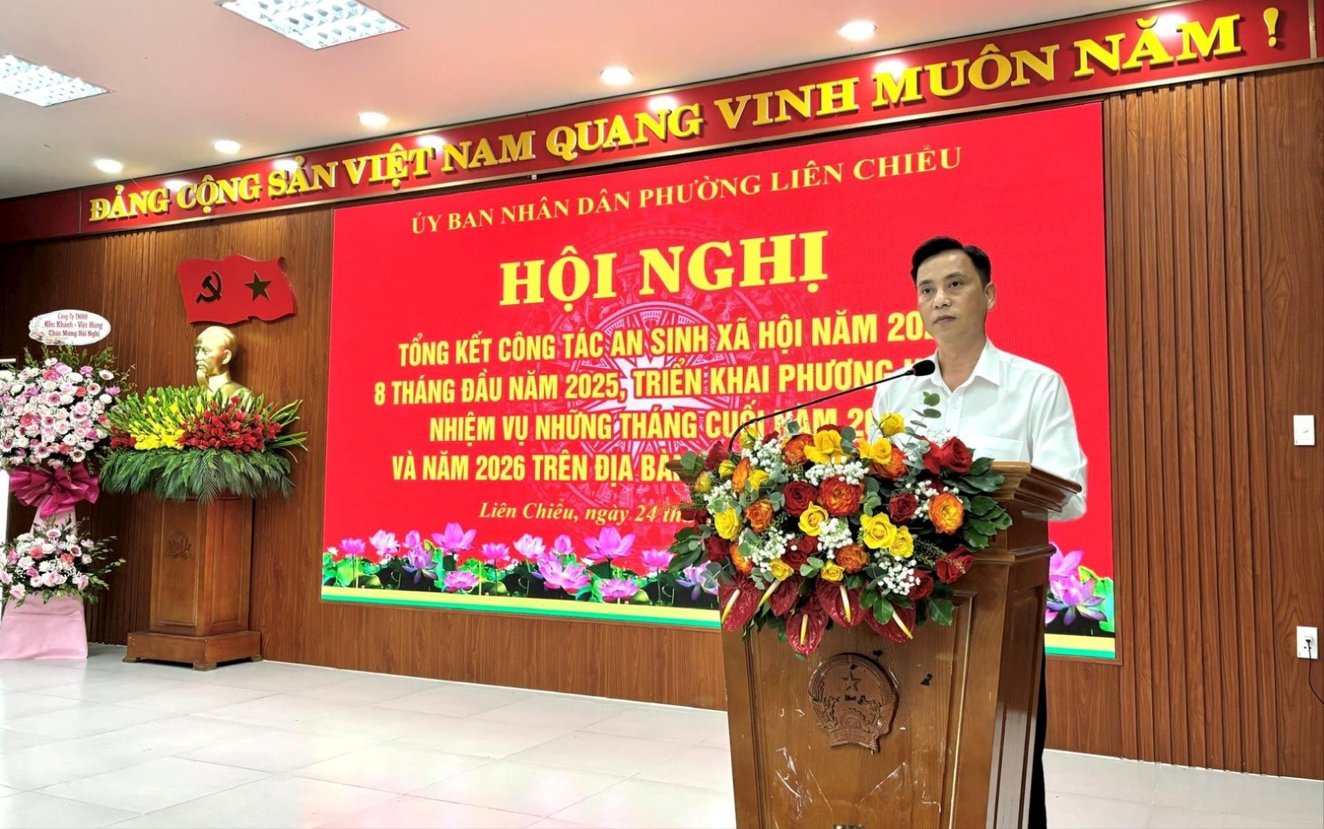Der stellvertretende Vorsitzende des Volkskomitees des Bezirks Lien Chieu, Nguyen Thanh Lich, berichtete auf der Konferenz. Foto: XUAN THINH