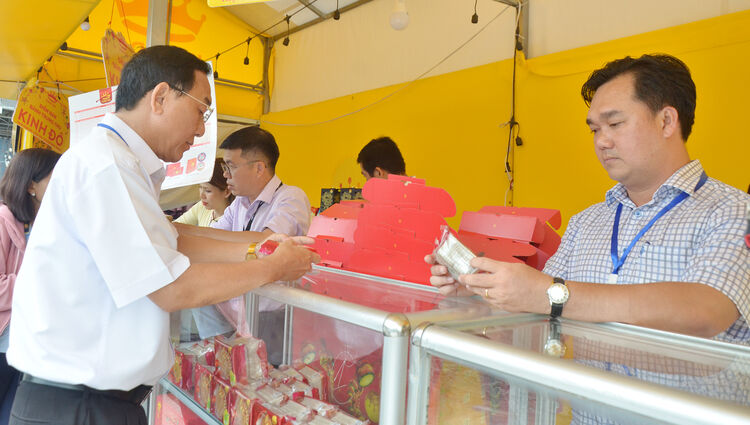 Kiểm tra an toàn thực phẩm dịp Tết Trung thu và Lễ hội Nguyễn Trung Trực