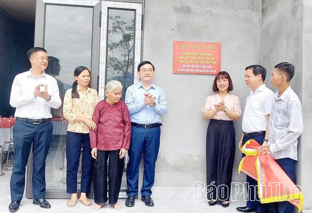 ប្រគល់ផ្ទះសប្បុរសធម៌ដល់គ្រួសារក្រីក្រនៅឃុំ Son Luong