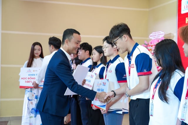 Trao 30 tỉ đồng học bổng cho sinh viên thành tích cao- Ảnh 1.