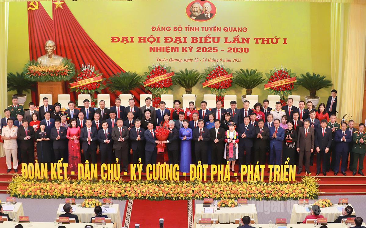 Đồng chí Đỗ Văn Chiến, Ủy viên Bộ Chính trị, Bí thư Trung ương Đảng, Chủ tịch Ủy ban Trung ương MTTQ Việt Nam tặng hoa chúc mừng BCH Đảng bộ tỉnh nhiệm kỳ 2025 - 2030 ra mắt Đại hội.