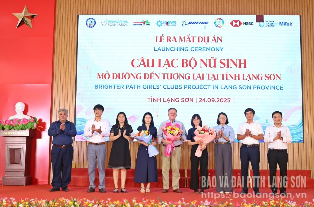 តំណាង​អង្គភាព​ដែល​បាន​គាំទ្រ​ក្នុង​ការ​បង្កើត​ក្លឹប​បាន​ជូន​ផ្កា និង​លិខិត​ថ្លែងអំណរគុណ​ដល់​ថ្នាក់​ដឹកនាំ​អង្គការ VCF។