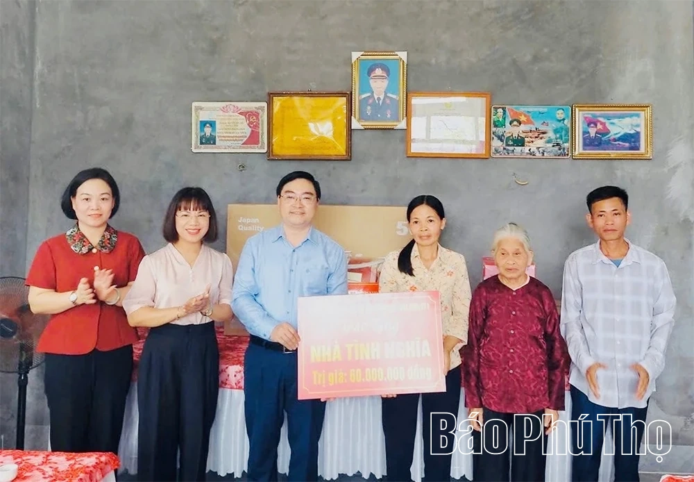 ប្រគល់ផ្ទះសប្បុរសធម៌ដល់គ្រួសារក្រីក្រនៅឃុំ Son Luong