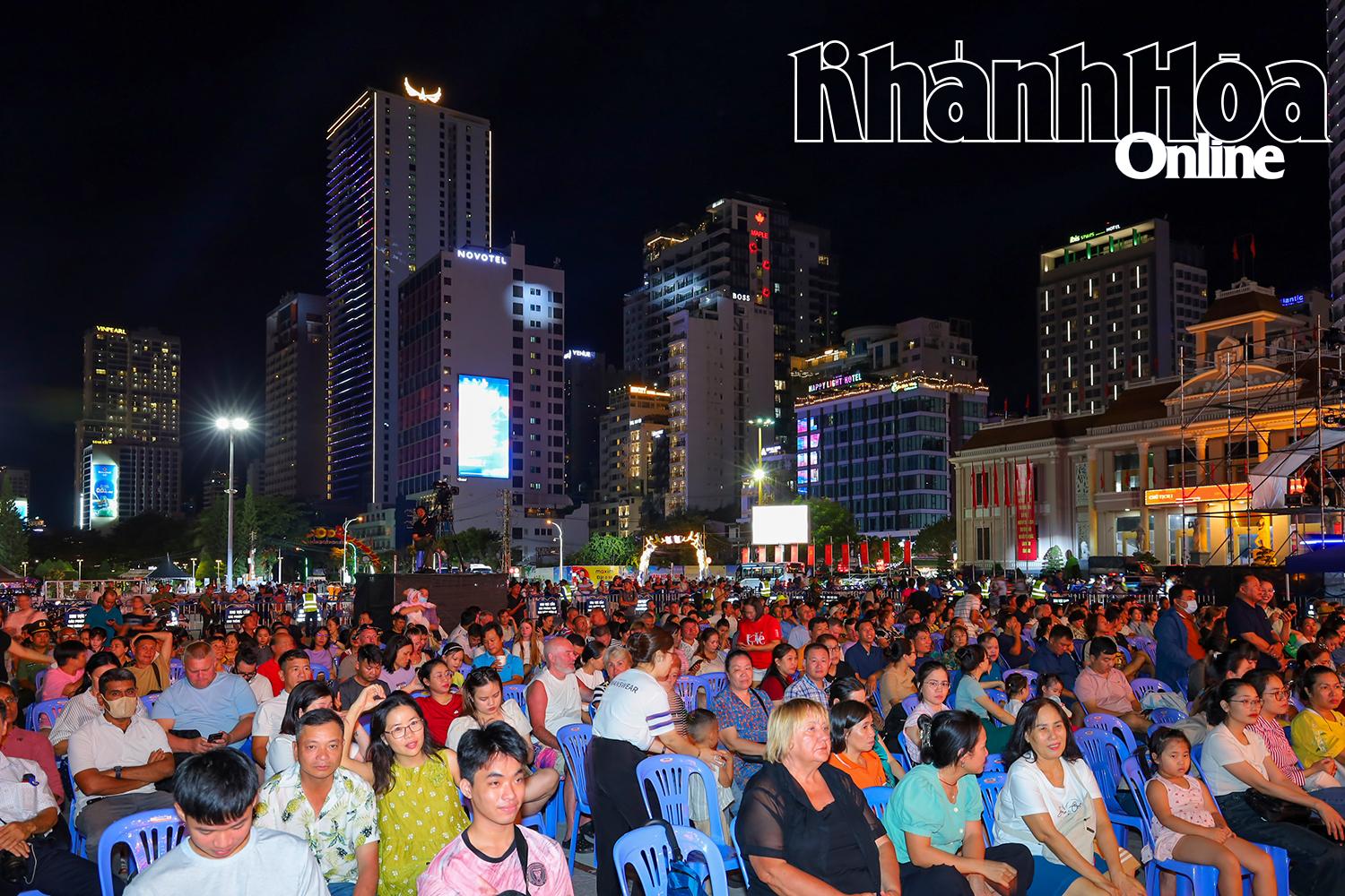 Đông đảo người dân, du khách có mặt tại Quảng trường 2 tháng 4 để theo dõi chương trình.
