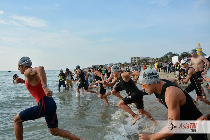 Athletes in the 1.9 km open sea swimming competition