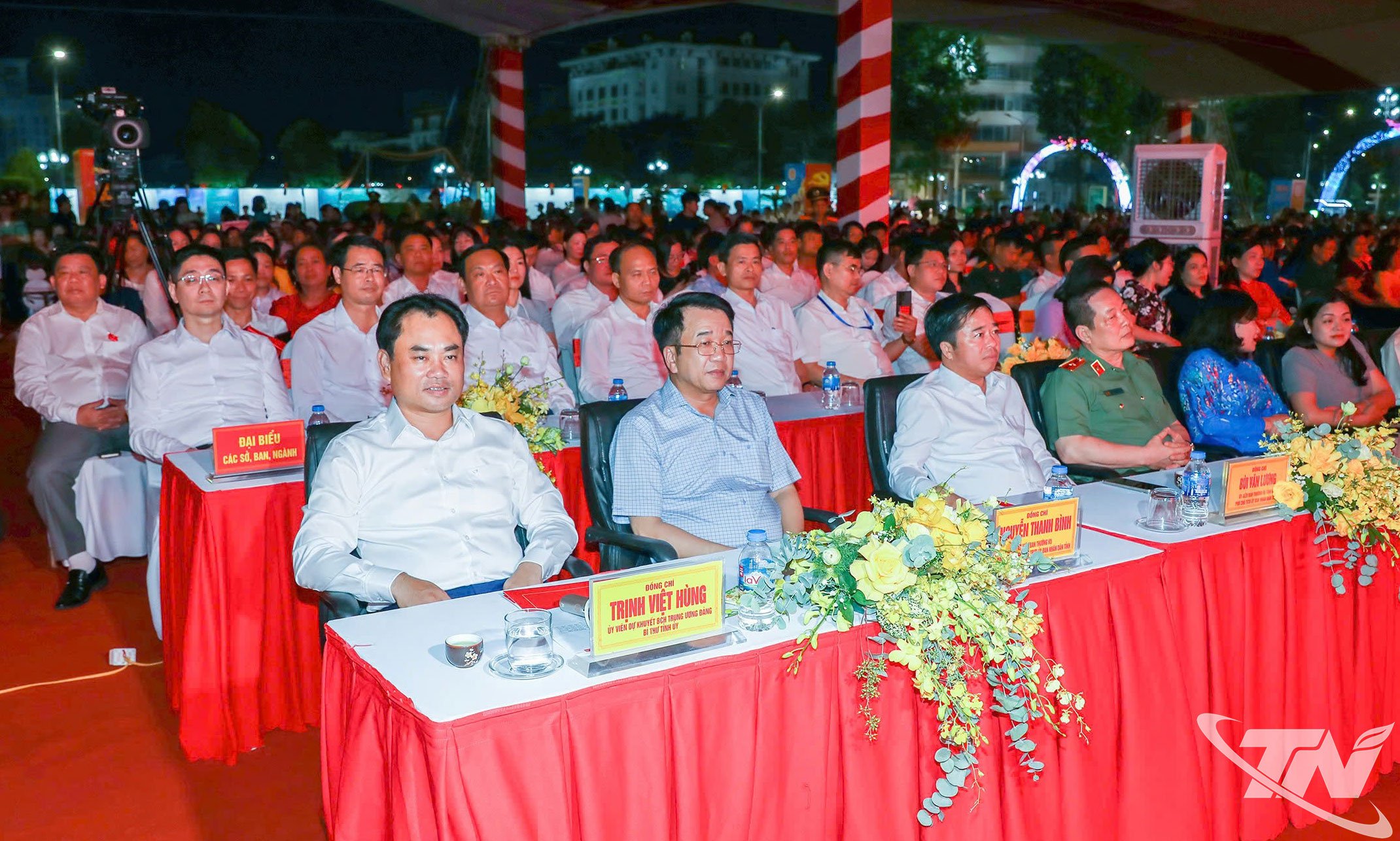 ສະຫາຍ Trinh Viet Hung, ກຳມະການ​ສູນ​ກາງ​ພັກ, ເລຂາ​ຄະນະ​ພັກ​ແຂວງ ​ແລະ ບັນດາ​ຜູ້​ແທນ​ເຂົ້າ​ຮ່ວມ​ລາຍການ​ຢູ່​ສະໜາມ​ຫຼວງ Vo Nguyen Giap.