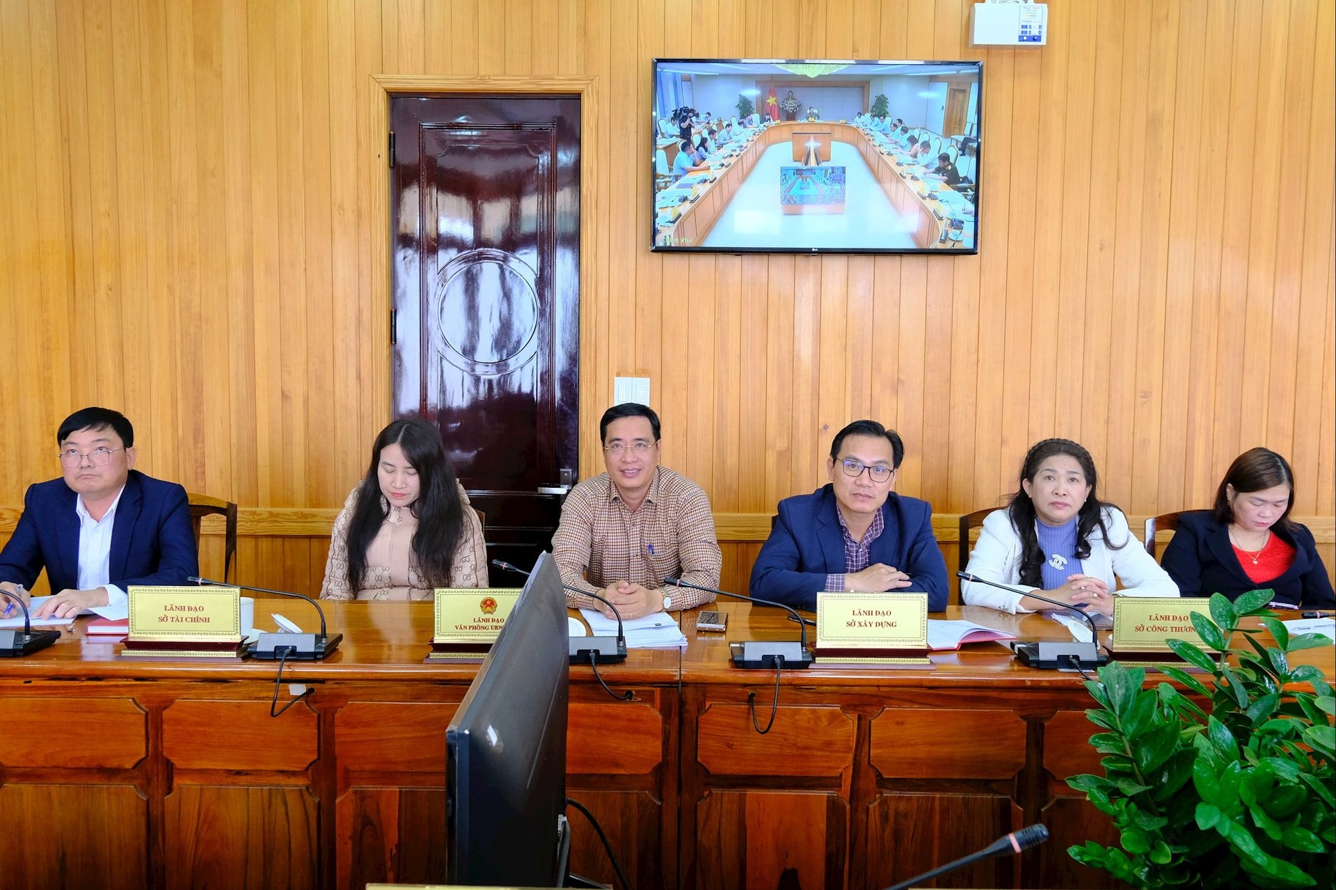 គណៈប្រតិភូនៅស្ពានខេត្ត Lam Dong បានមើលសន្និសីទតាមអ៊ីនធឺណិត