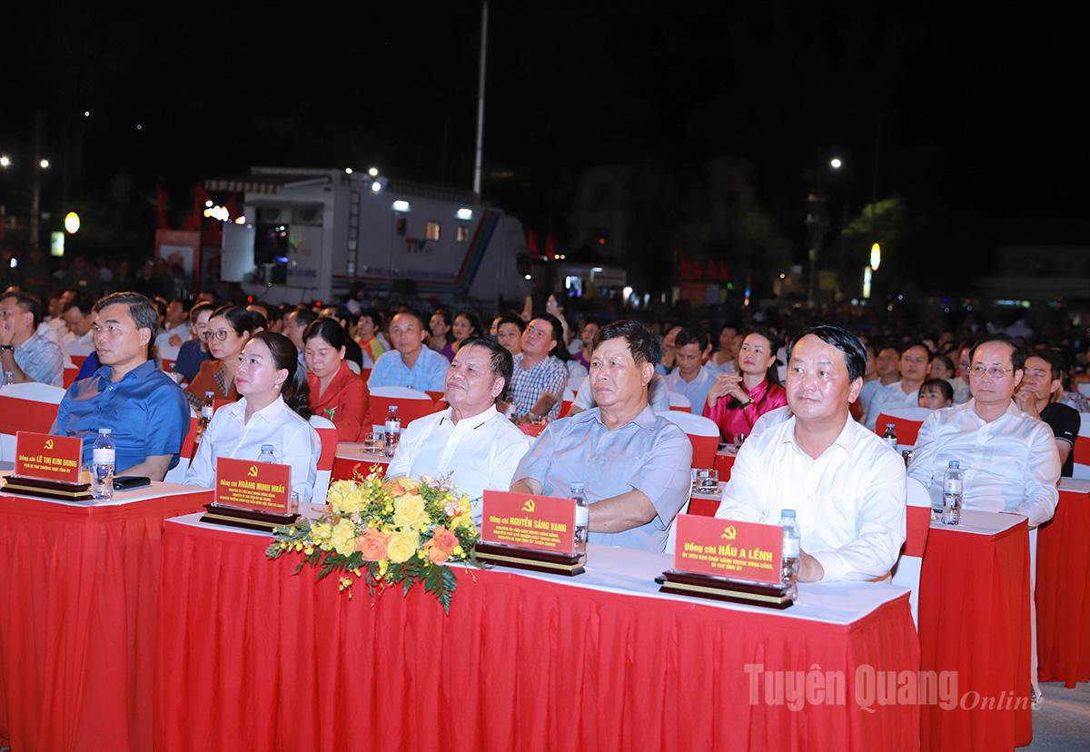Sekretaris Partai Provinsi Hau A Lenh dan para mantan pemimpin provinsi serta anggota Komite Tetap Partai Provinsi menghadiri acara tersebut. Foto: Duy Tuan