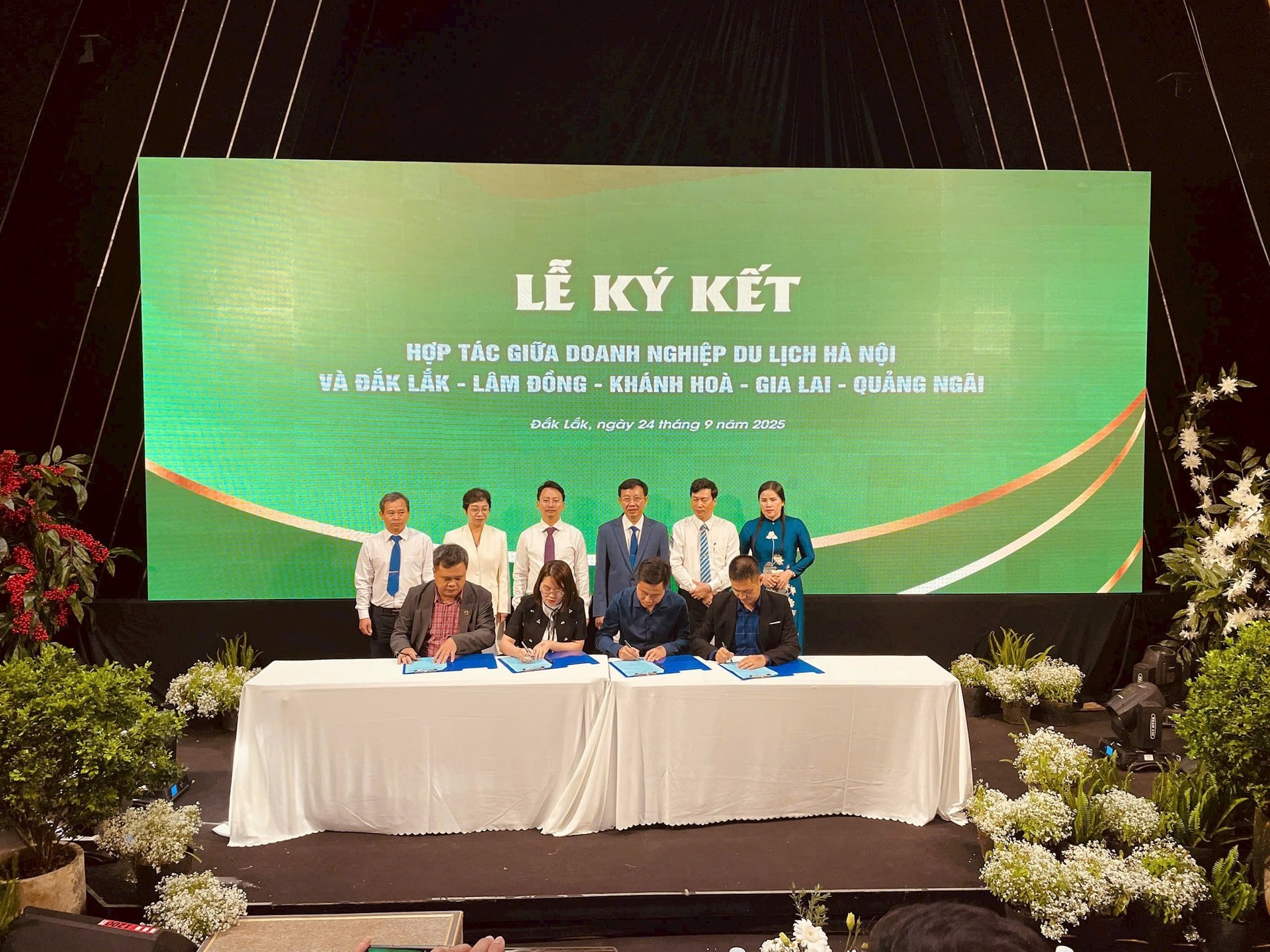 Đại diện các doanh nghiệp ký kết hợp tác