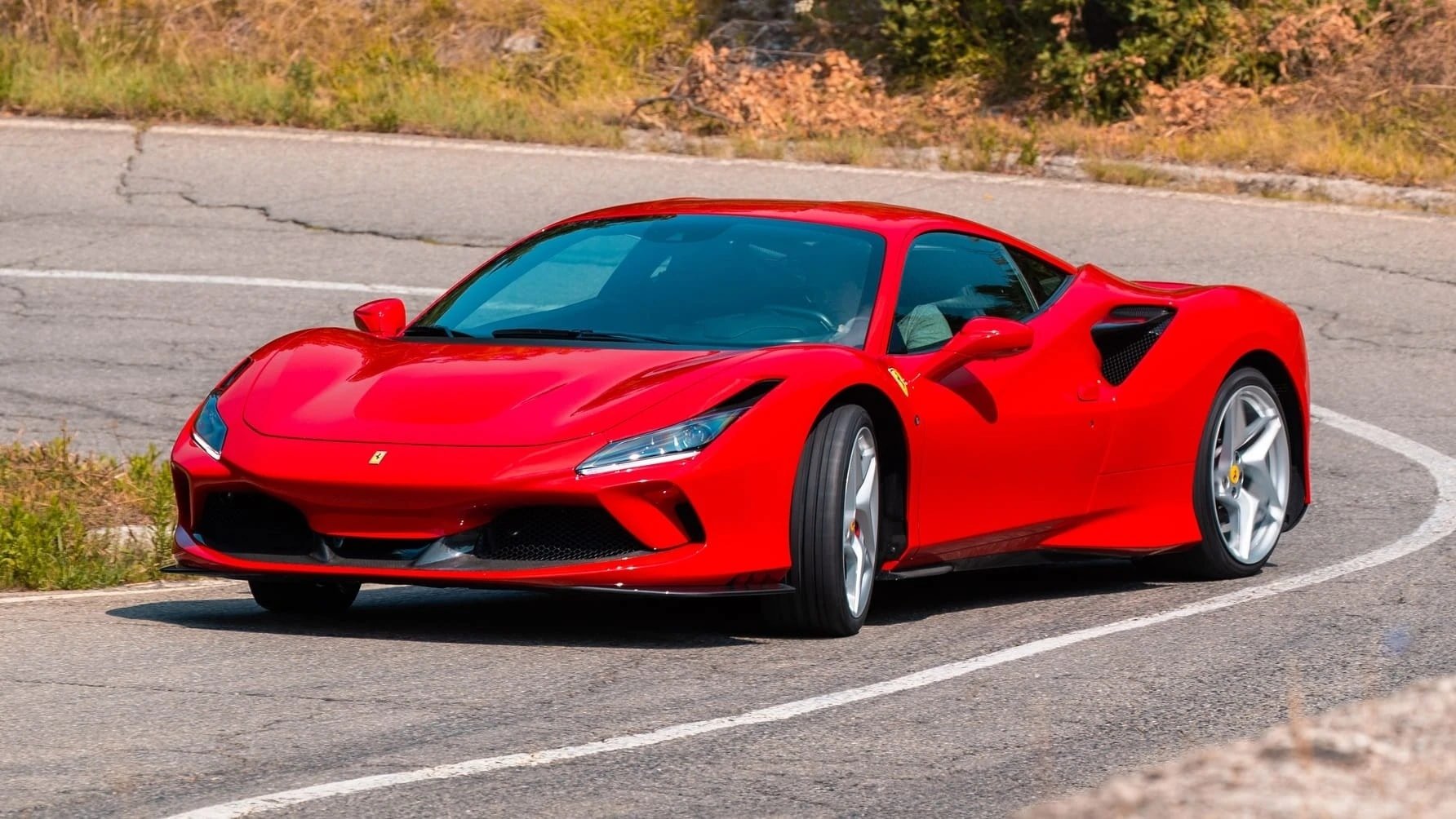 赤いフェラーリ F8 トリブート スーパーカー
