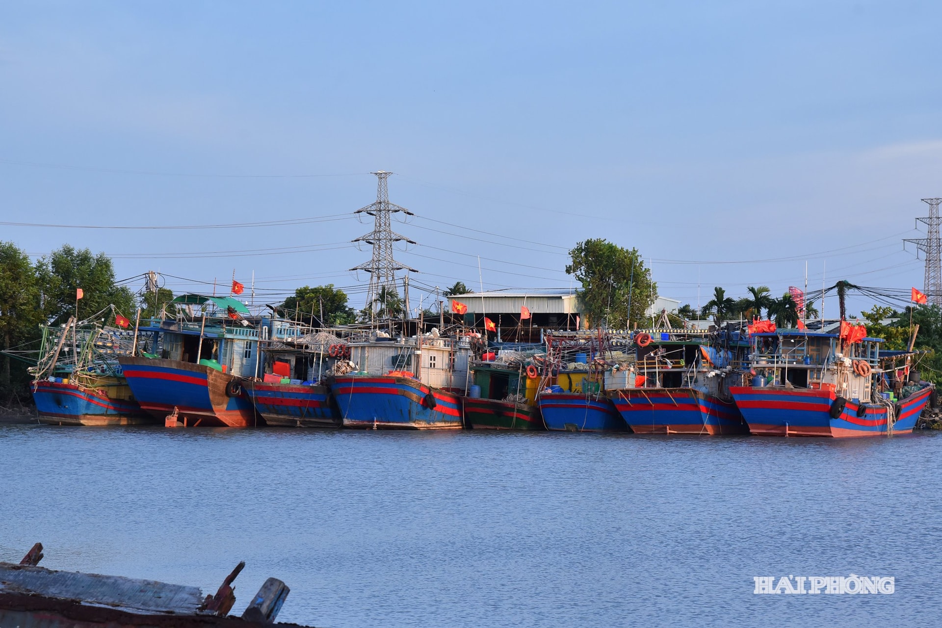 ទូកនេសាទបានបោះយុថ្កានៅកំពង់ផែនេសាទ Dragon Eye (វួដ Nam Trieu)។
