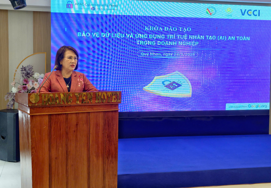 Bà Đồng Thị Ánh-Phó Chủ tịch Hội nữ doanh nhân Việt Nam, Chủ tịch Hội nữ doanh nhân Bình Định phát biểu tại khóa đào tạo. Ảnh: Dũng Nhân