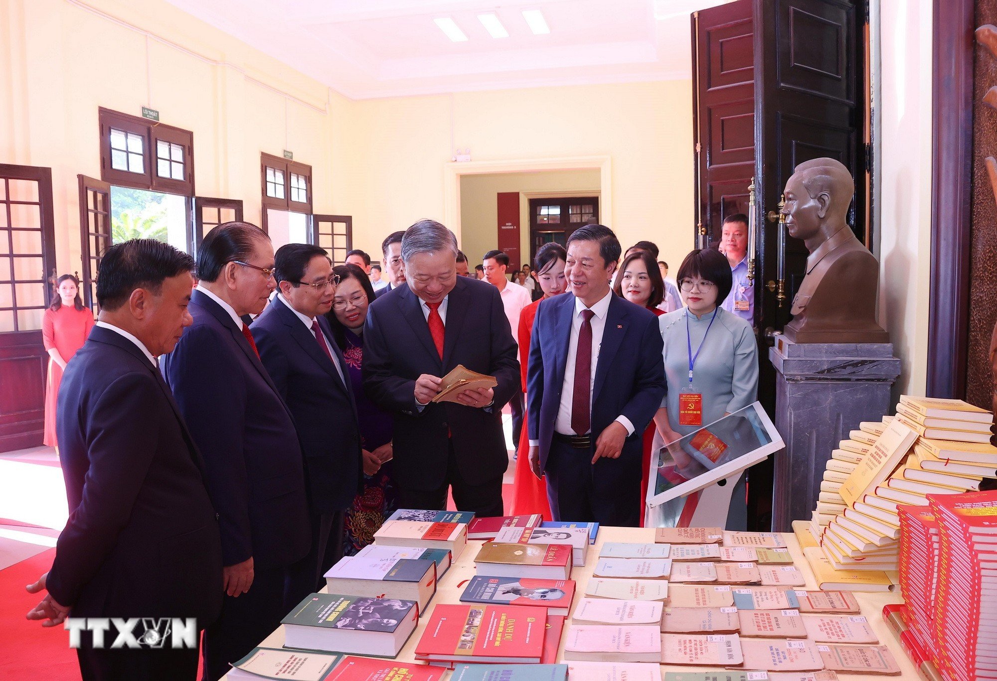 ttxvn-tien-toi-dai-hoi-xiv-cua-dang-dai-hoi-dai-bieu-dang-bo-cac-co-quan-dang-trung-uong-lan-thu-nhat-8292985-1.jpg