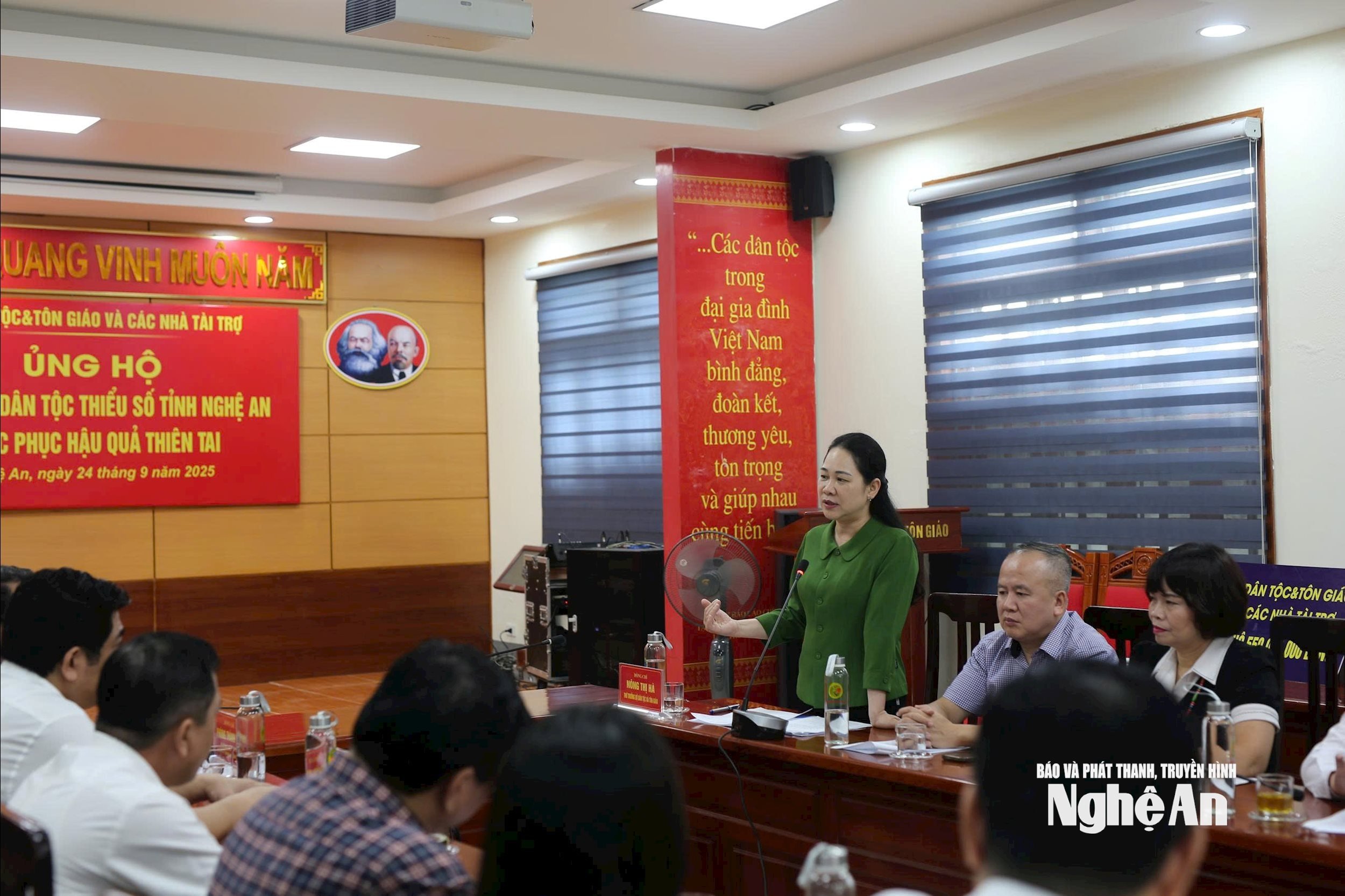 ចែកអំណោយដល់បងប្អូនអ្នកភូមិ Photo: Diep Thanh00002