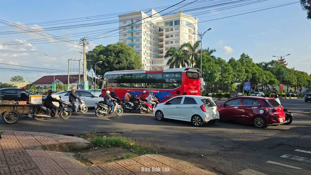 ចរាចរណ៍នៅផ្លូវបំបែក ង្វៀន ជីថាញ់ - ង្វៀន ហ៊ូធូ។