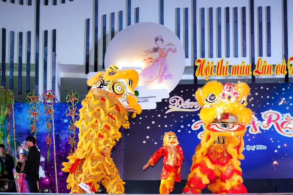 សកម្មភាព​បុណ្យ​ពាក់​កណ្ដាល​សរទរដូវ​ដ៏​អ៊ូអរ​សម្រាប់​កុមារ លើក​តម្កើង​បេតិកភណ្ឌ​វប្បធម៌ - រូបថត ២