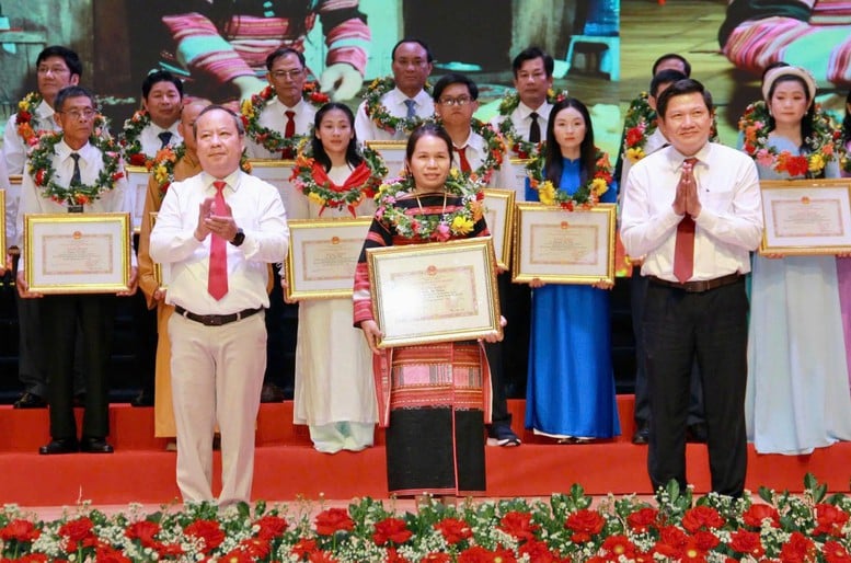Gia Lai tôn vinh 80 gương điển hình tiên tiến phong trào thi đua yêu nước- Ảnh 1.
