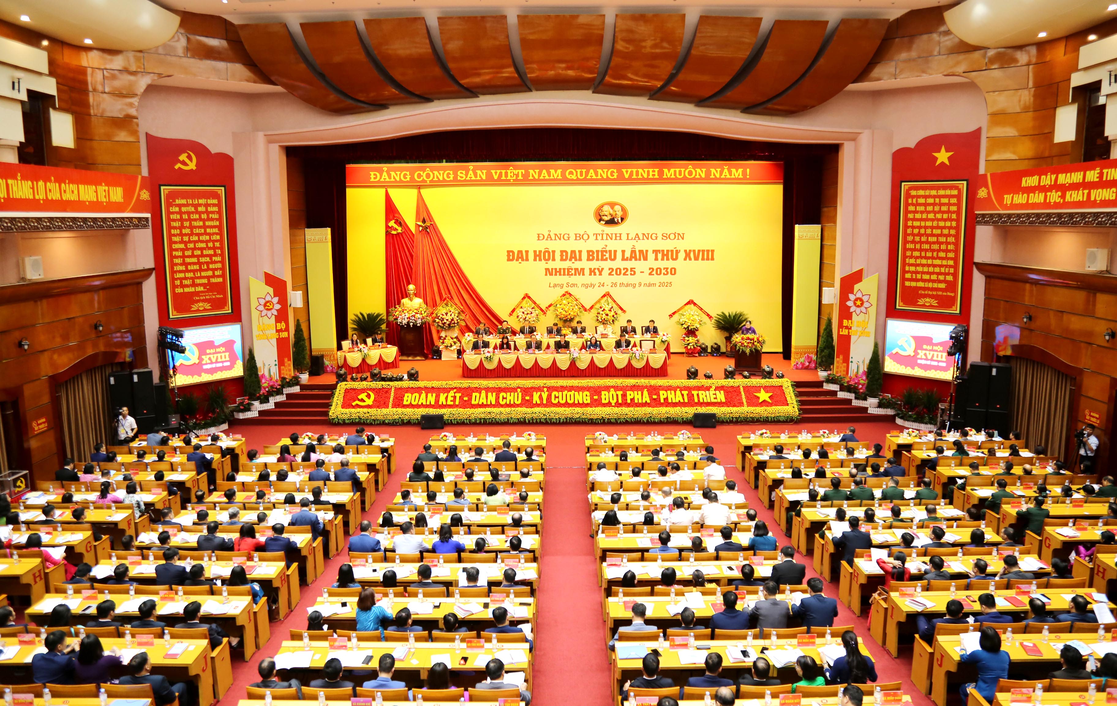 Toàn cảnh phiên trù bị Đại hội đại biểu Đảng bộ tỉnh lần thứ XVIII
