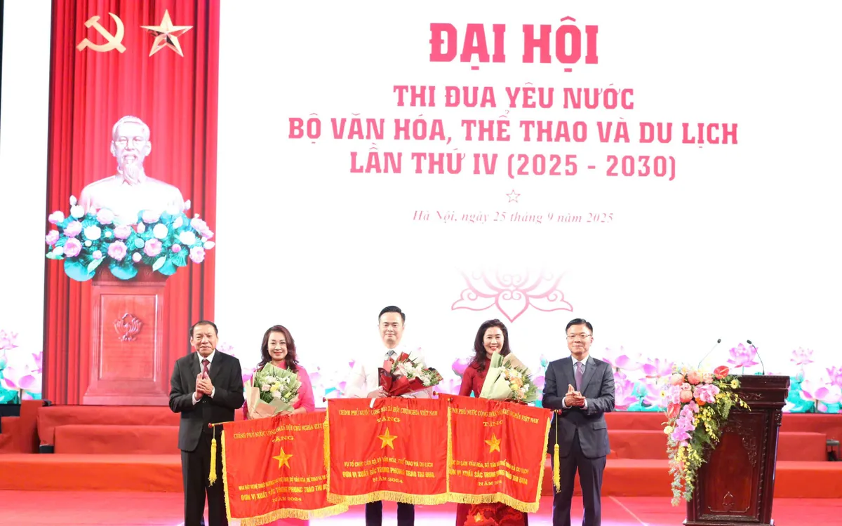 Phó Thủ tướng Lê Thành Long và Bộ trưởng Nguyễn Văn Hùng trao Cờ thi đua của Chính phủ cho 3 tập thể xuất sắc