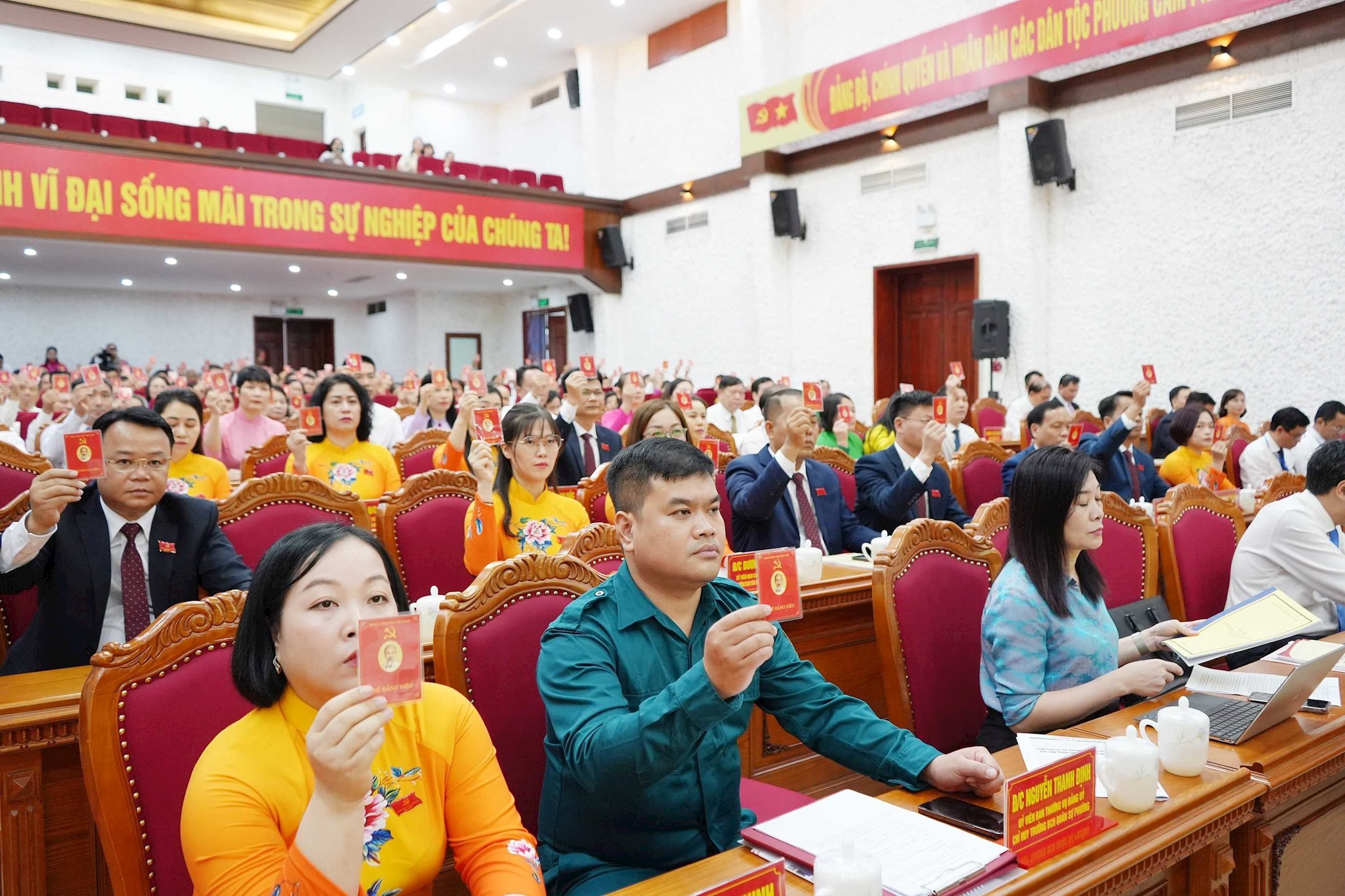 깜파구 당대회는 제14차 전국당대회 문서와 제16차 꽝닌성 당대회 문서에 대한 의견 종합을 승인했습니다. 사진: T. Nguyen