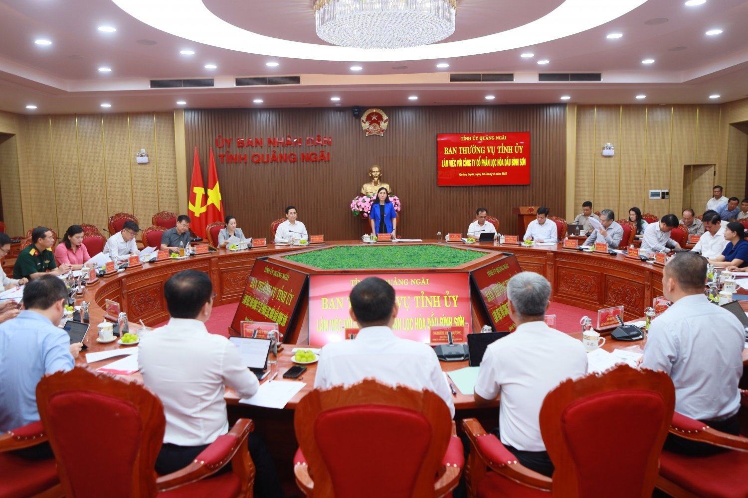 Die Arbeitssitzung ist für BSR eine Gelegenheit, dem Ständigen Ausschuss des Parteikomitees der Provinz Quang Ngai über Schwierigkeiten und Herausforderungen im Entwicklungsprozess des Unternehmens zu berichten und diese vorzustellen.