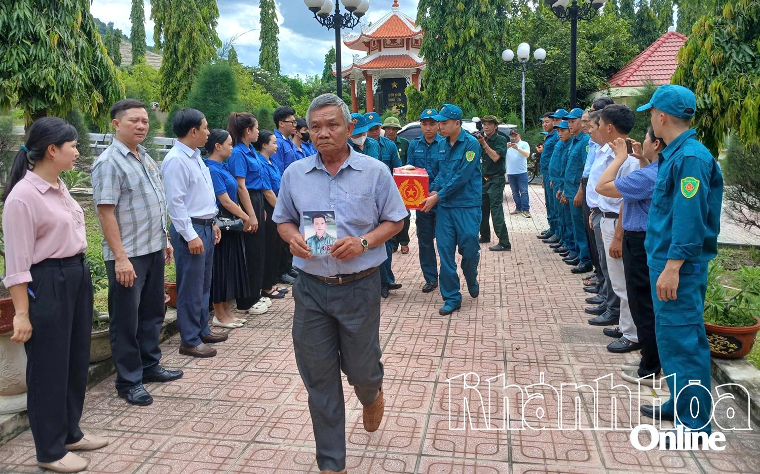 Hài cốt liệt sĩ Trần Phi Hổ được đưa vào an táng tại Nghĩa trang liệt sĩ Diên Khánh.