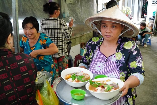 Quán bún mắm núp hẻm trong chợ ‘nặng ký’ miền Tây: Đắt khách nhưng không bán nhiều - Ảnh 1.