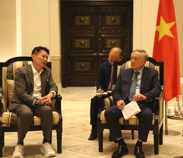 Bei der Arbeitssitzung mit dem Generaldirektor von Binance äußerte der ständige stellvertretende Premierminister seinen Wunsch, dass Binance einen Hauptsitz in Da Nang eröffnet und eng mit dem Vietnam International Financial Center bei der Einrichtung eines Handelsplatzes für Krypto-Assets zusammenarbeitet – Foto: VGP/Nguyen Hoang