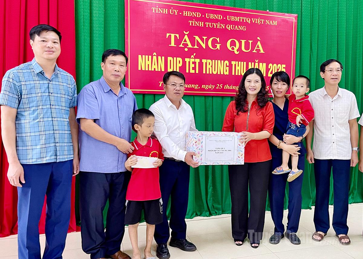 Genosse Vuong Ngoc Ha, Mitglied des Provinzparteikomitees und stellvertretender Vorsitzender des Provinzvolkskomitees, überreichte anlässlich des Mittherbstfestes Geschenke im Sozialarbeitszentrum und im Provinzkinderhilfsfonds.