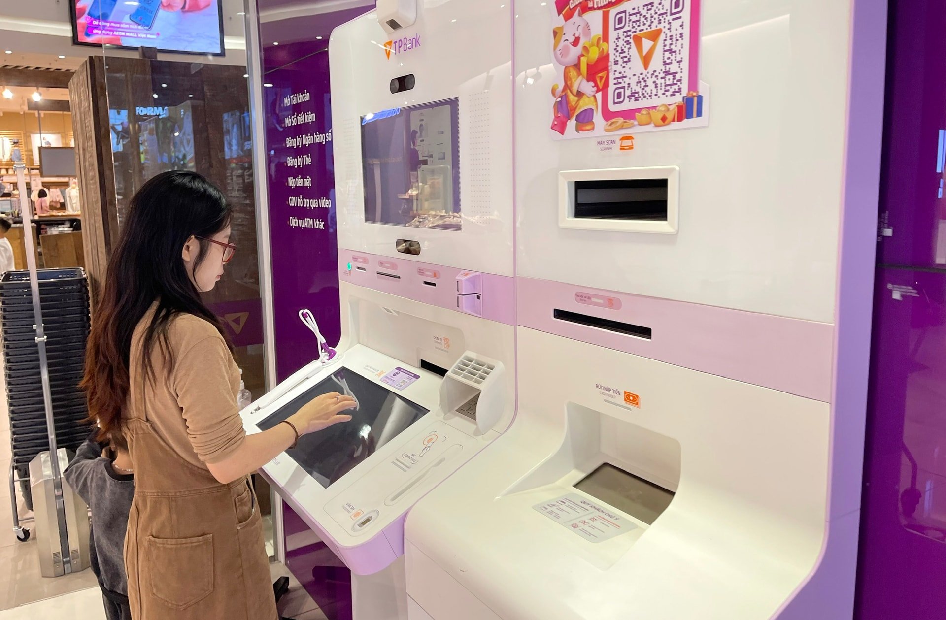 Người dân giao dịch ứng dụng ngân hàng số của Ngân hàng thương mại cổ phần Tiên Phong (TP Bank). Ảnh: Trọng Hiếu