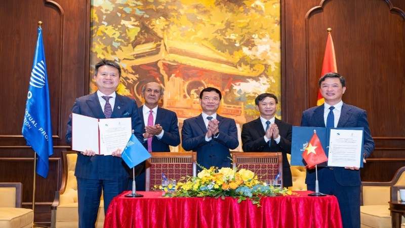 Cục trưởng Cục Sở hữu trí tuệ Lưu Hoàng Long và ông Daren Tang, Tổng Giám đốc WIPO ký kết Bản ghi nhớ hợp tác.