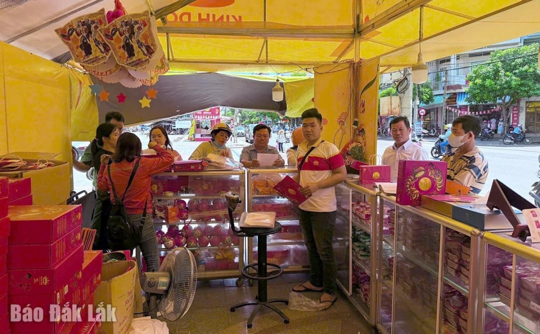 Kiểm tra một cơ sở kinh doanh bánh trung thu trên đường Trần Hưng Đạo.