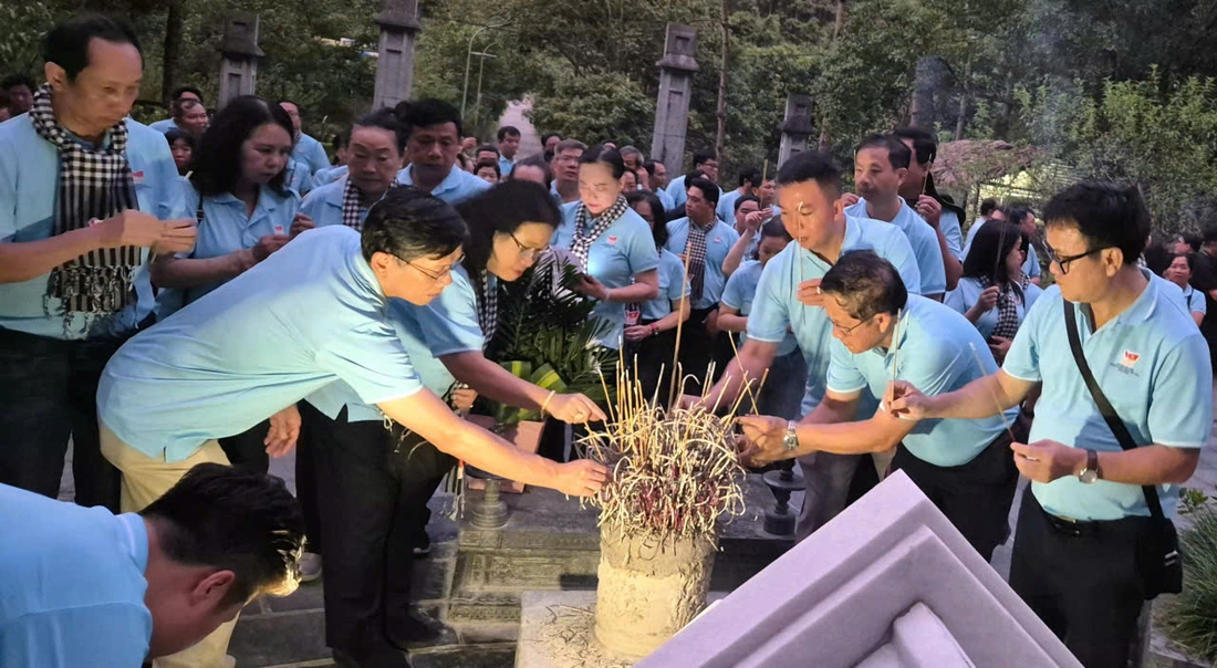 Trí thức TP.HCM dâng hương tại đền thờ Bác Hồ ở Pác Bó - Ảnh 8.