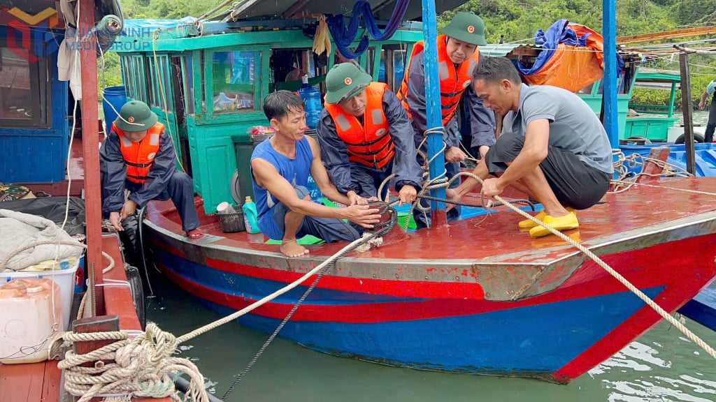មន្ត្រី​កងវរសេនាតូច​ការពារ​ព្រំដែន​លេខ​៣៨ ជួយ​អ្នកនេសាទ​នៅ​សង្កាត់ Lien Hoa ចង​ទូក​ដើម្បី​ជ្រក​ពី​ព្យុះ​លេខ​៩។
