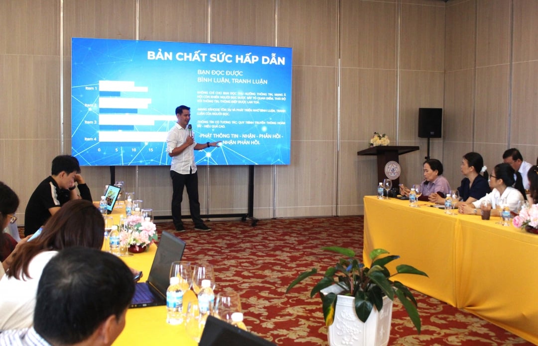 Journalist Pham Tung Lam, Head of the Hanoi Moi Newspaper Representative Office in Ho Chi Minh City, discussed expertise with students.