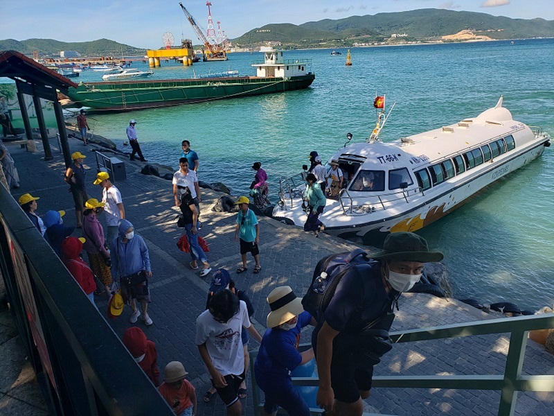 ជារៀងរាល់ថ្ងៃ ខេត្ត Khanh Hoa មានកប៉ាល់ទេសចរណ៍ជាច្រើន ដែលនាំភ្ញៀវទេសចរទៅទស្សនា និងកម្សាន្តនៅឈូងសមុទ្រ Nha Trang។ រូបថត៖ Linh Dan