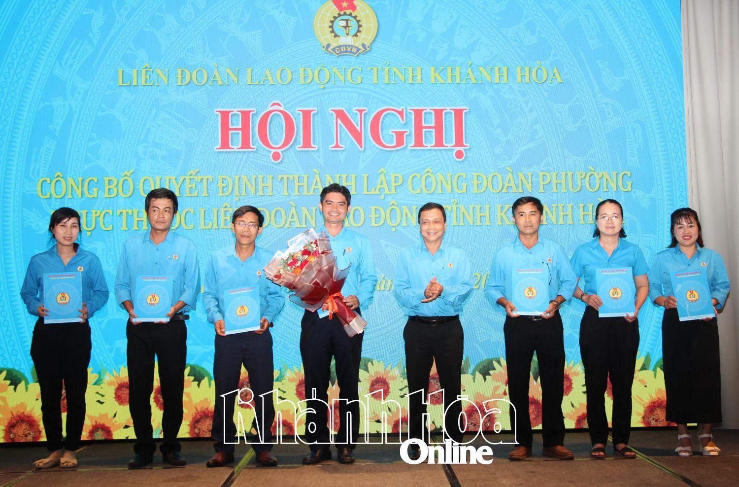 Die Leiter der Arbeitergewerkschaft der Provinz verkündeten ihre Glückwünsche, legten Resolutionen vor und überreichten Blumen, um dem Exekutivkomitee der Gewerkschaft des Bezirks Ninh Hoa zu gratulieren.