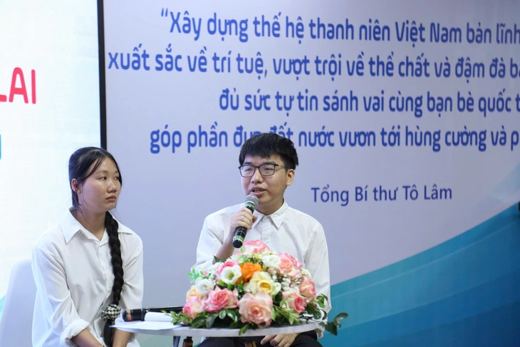 Sinh viên từng là thủ khoa có bố phụ hồ, mẹ mù chữ được nhận học bổng 'Vững tương lai' - Ảnh 3.