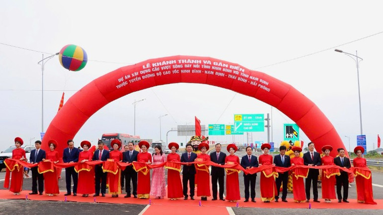 Các đại biểu thực hiện nghi thức cắt băng khánh thành công trình dự án xây dựng cầu vượt sông Đáy nối tỉnh Ninh Bình với Nam Định, thuộc tuyến đường bộ cao tốc Ninh Bình-Nam Định-Thái Bình-Hải Phòng, vị trí đầu cầu tại xã Khánh Thiện.