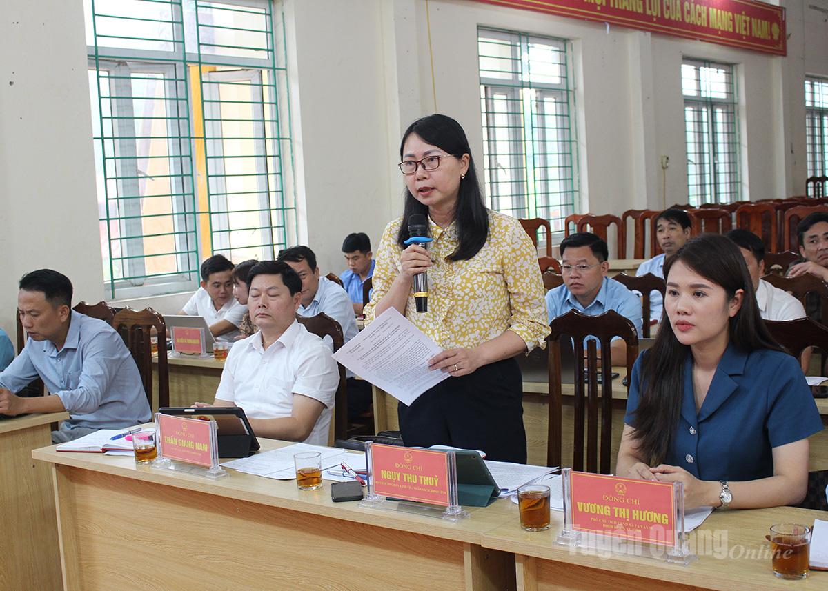 សមមិត្ត Nguyen Thu Thuy អនុប្រធានគណៈកម្មាធិការសេដ្ឋកិច្ច - ថវិកានៃក្រុមប្រឹក្សាប្រជាជនខេត្តបានថ្លែងនៅក្នុងកិច្ចប្រជុំ។