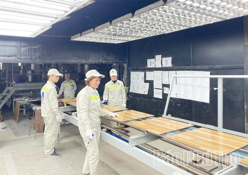 Enthusiastic patriotic emulation movements among workers, civil servants and laborers