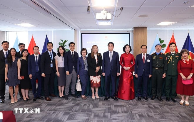 ttxvn-president-of-vietnam-visits-permanent-delegation-at-the-united-nations-10.jpg