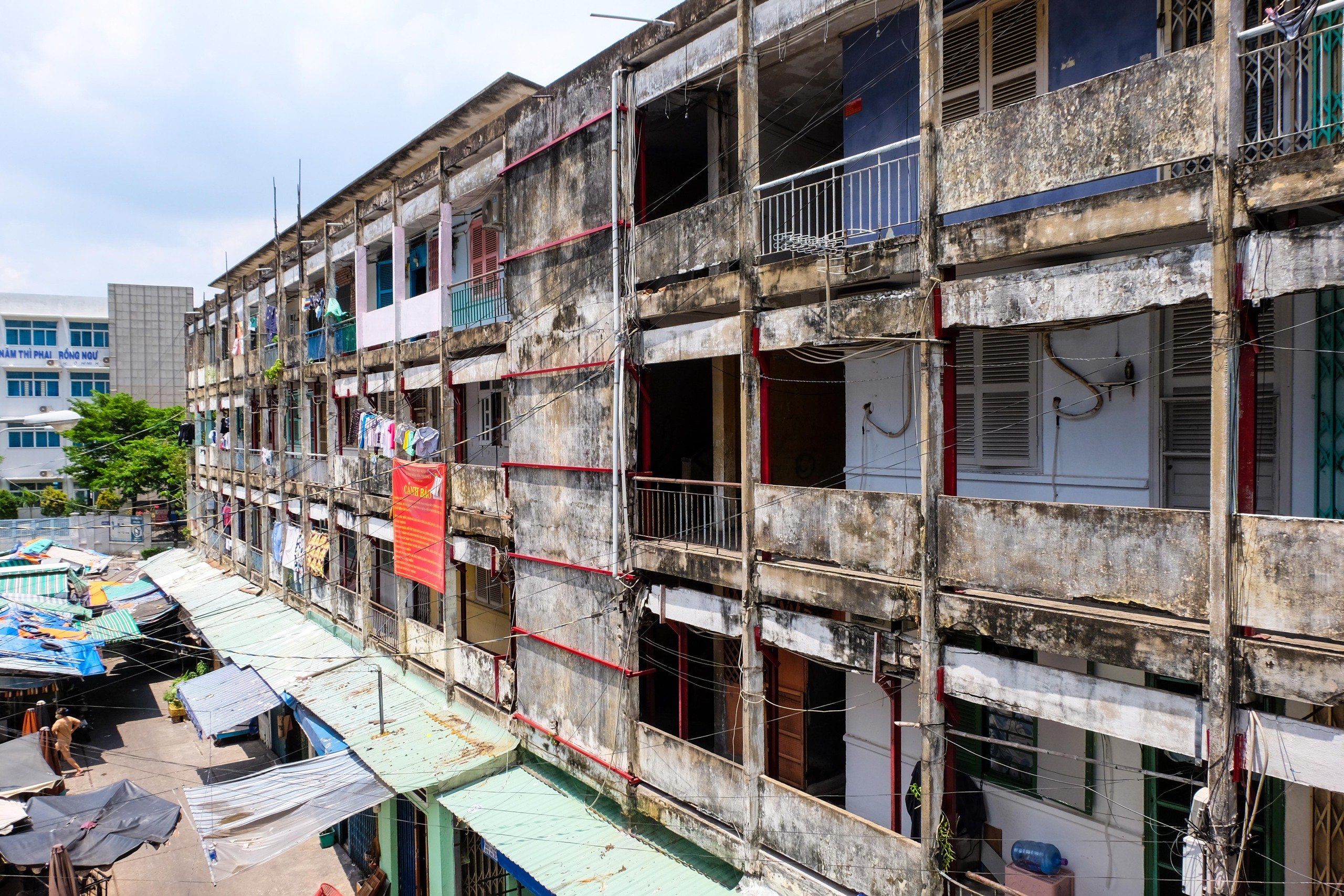 Ho-Chi-Minh-Stadt drängt auf die Renovierung alter Wohnhäuser und weist jeder Einheit klar Verantwortlichkeiten zu – Foto 1.