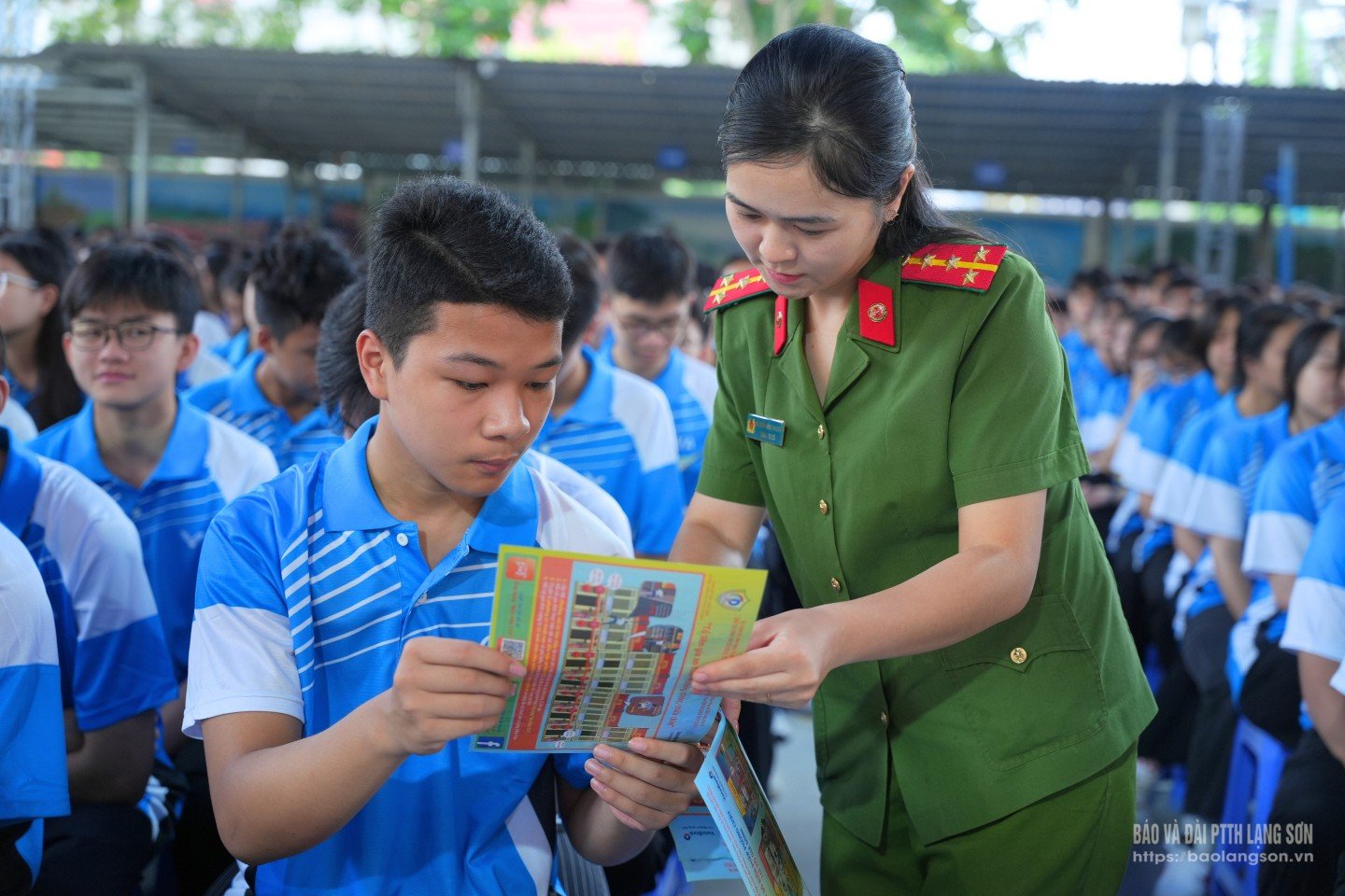 Cán bộ Phòng Cảnh sát PCCC và CNCH phát tờ rơi tuyên truyền cho các em học sinh