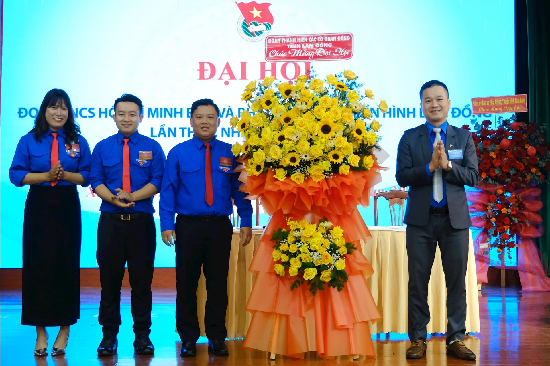 សម្ព័ន្ធយុវជននៃគណៈកម្មាធិការបក្សខេត្ត Lam Dong ជូនកម្រងផ្កាអបអរសាទរមហាសន្និបាត។