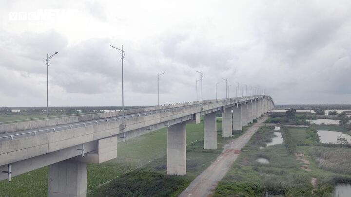 Die Überführung des Van-Uc-Flusses ist Teil des Küstenstraßenabschnitts durch die Stadt Hai Phong.