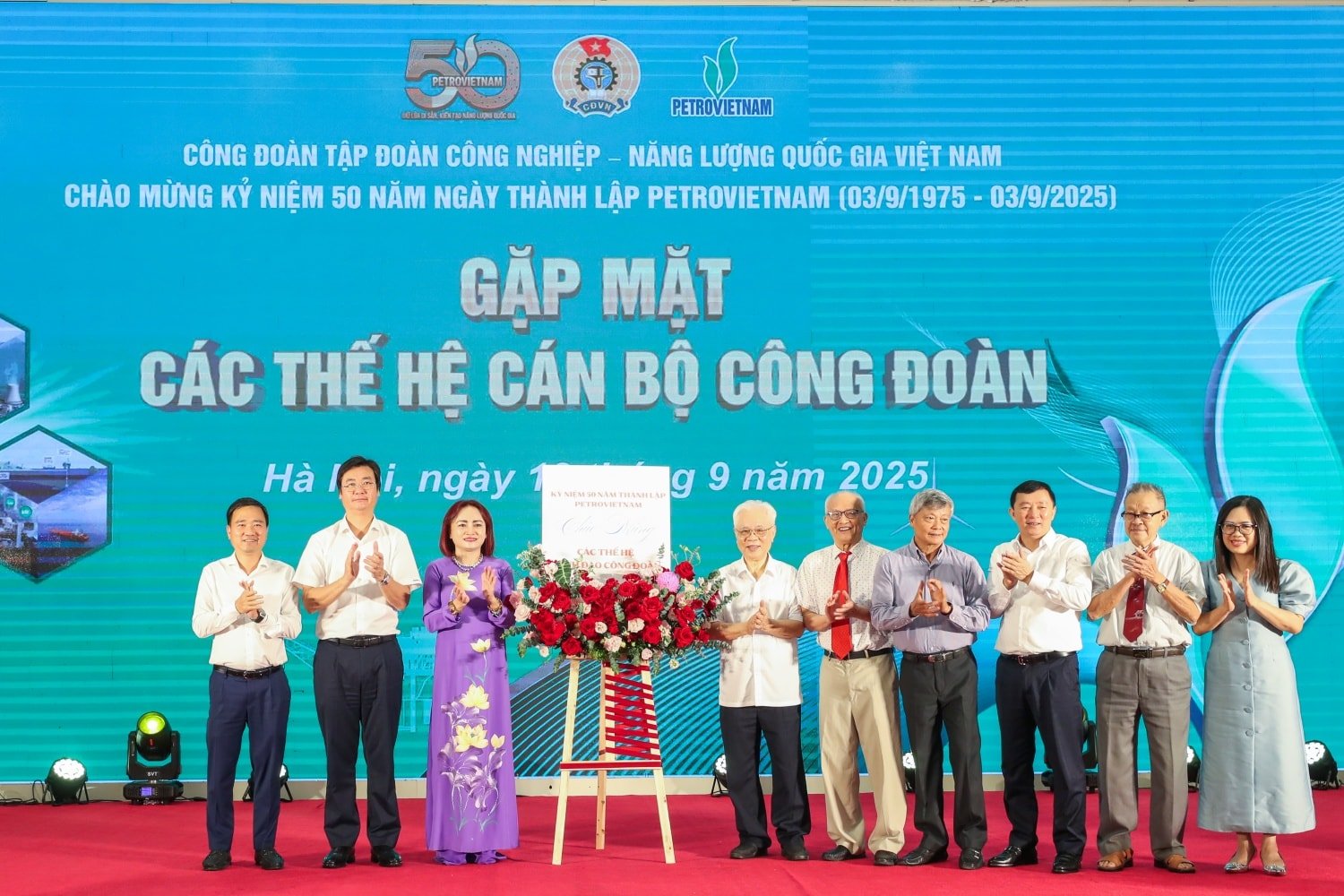 ថ្នាក់ដឹកនាំសហភាពពាណិជ្ជកម្ម Petrovietnam បានដាក់កម្រងផ្កាដើម្បីថ្លែងអំណរគុណដល់អតីតមេដឹកនាំនៃសហភាពពាណិជ្ជកម្មរបស់ក្រុមហ៊ុនតាមរយៈសម័យកាល។ រូបថត៖ Phong Son