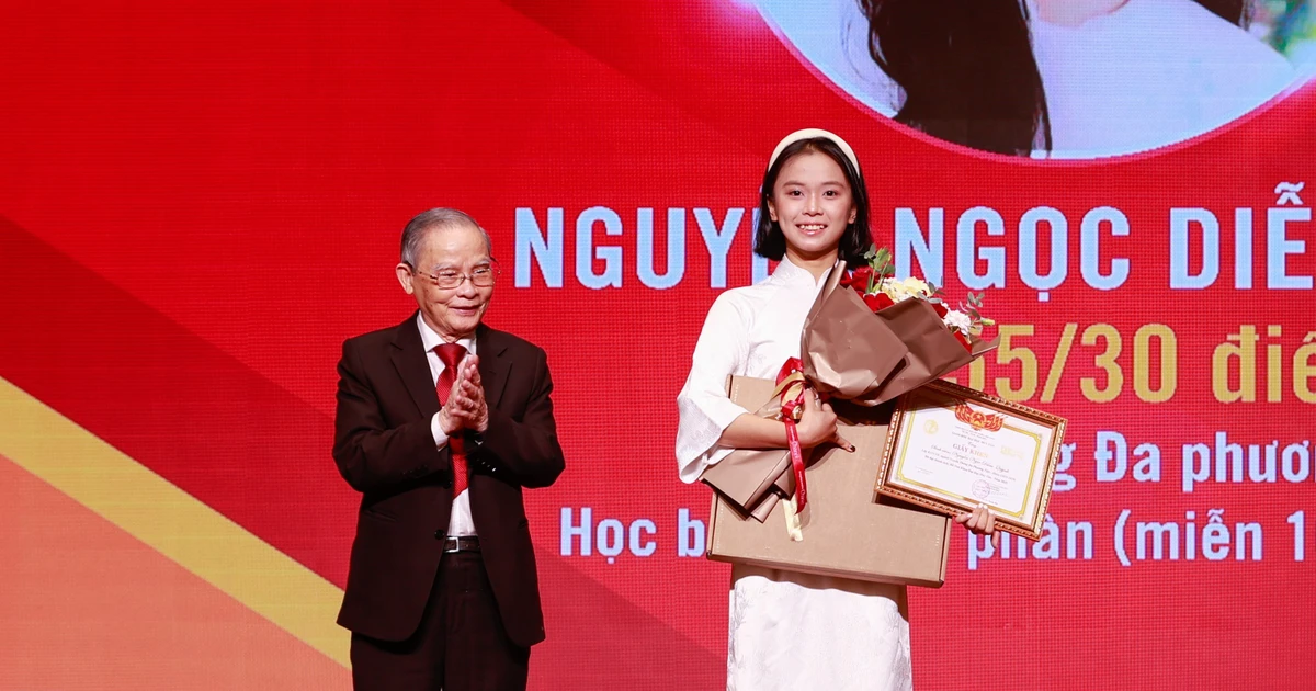 Đại học Duy Tân khai giảng năm học mới, cấp gần 6 tỷ đồng học bổng