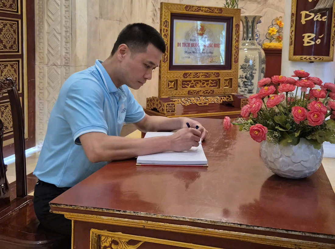 Trí thức TP.HCM dâng hương tại đền thờ Bác Hồ ở Pác Bó - Ảnh 5.