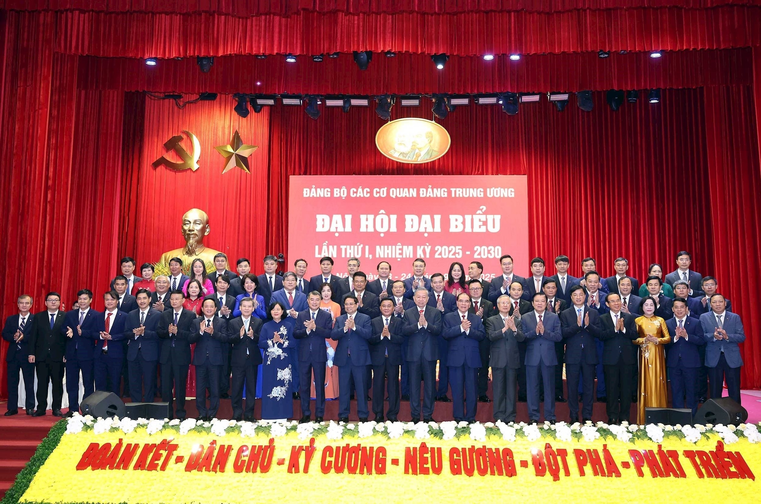 vna_potal_tong_bi_thu_to_lam_du_dat_the_first_conference_of_representatives_of_central_party_agencies_8293321(1).jpg